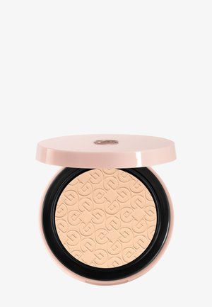 Poudre pressée beige compacte avec un motif de logo embossé à l'intérieur d'un boîtier rond rose pâle avec un couvercle partiellement ouvert.