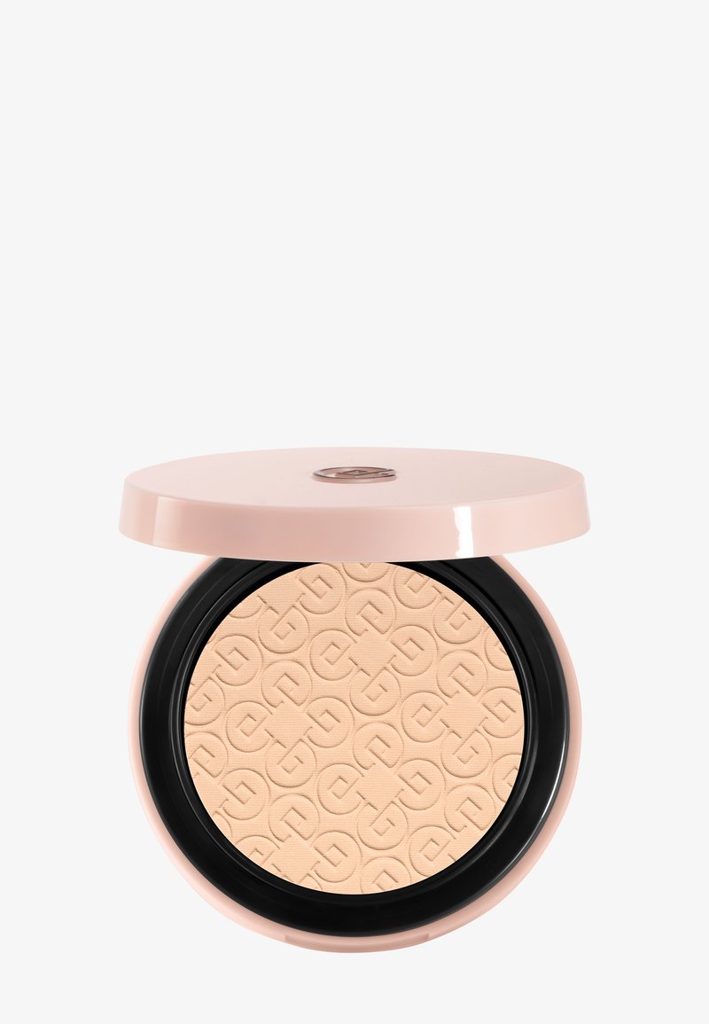 Poudre pressée beige compacte avec un motif de logo embossé à l'intérieur d'un boîtier rond rose pâle avec un couvercle partiellement ouvert.