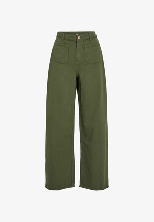 Pantalons larges verts en tissu doux, dotés de deux poches avant et d'une fermeture à bouton sur le devant. Texture lisse et design décontracté.
