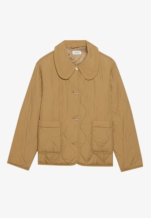 Giacca beige trapuntata con colletto rotondo, tre bottoni e due grandi tasche frontali; texture liscia e cuciture a motivo a diamante.