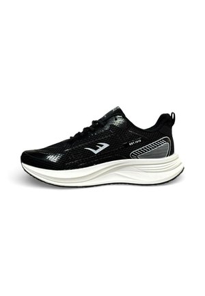 Scarpa da ginnastica atletica bianca e nera con tomaia in mesh, collo imbottito, suola curva e logo bianco sul lato su sfondo bianco.