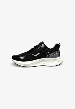 Scarpa da ginnastica atletica bianca e nera con tomaia in mesh, collo imbottito, suola curva e logo bianco sul lato su sfondo bianco.