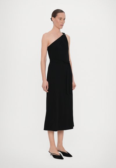 Svart, en-skulderkjole med tettsittende bodice og flytende skjørt, akkompagnert av en knyttet midje detalj. Glatt stoff og minimalistisk design.
