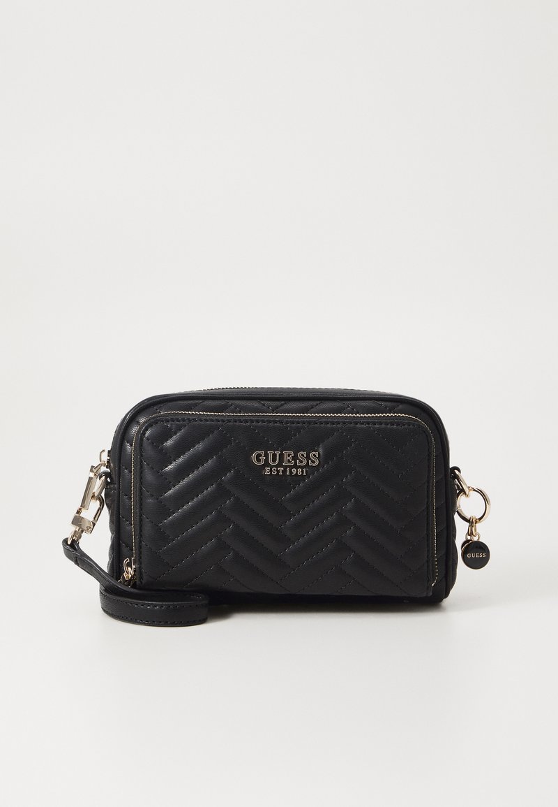 Sort quiltet læder clutch med gulddetak, der har et herringbone-mønster, logo-detaljer og aftagelig rem. Kompakt rektangulær form.