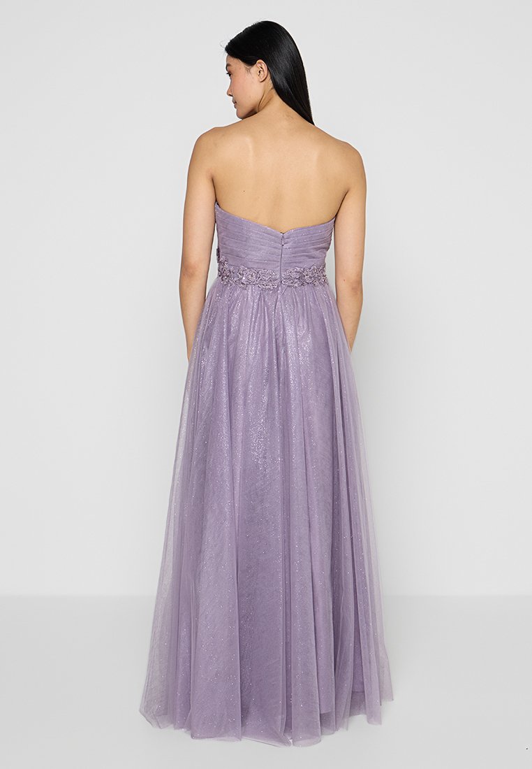 Fioletowa maxi sukienka bez ramiączek z dopasowaną górą, marszczonym pasem i lejącą spódnicą z tiulu z delikatnym połyskiem.