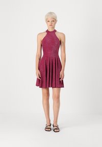 Φούξια φόρεμα με κρεμαστό λαιμό, με στενή εφαρμογή στο επάνω μέρος και φαρδιά φούστα. Φτιαγμένο από υλικό με ελαφριά γυαλάδα, που διαθέτει υφή και πιέτες.