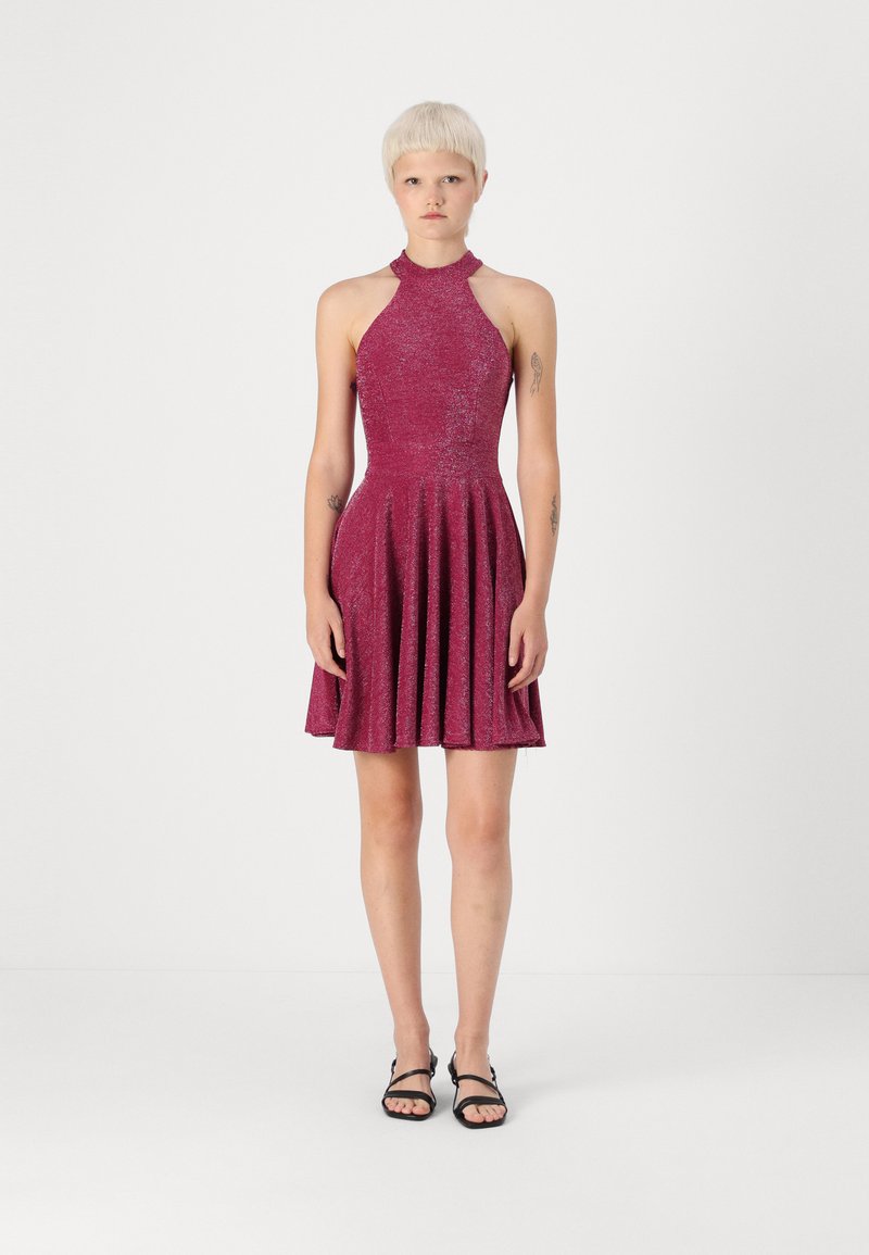 Φούξια φόρεμα με κρεμαστό λαιμό, με στενή εφαρμογή στο επάνω μέρος και φαρδιά φούστα. Φτιαγμένο από υλικό με ελαφριά γυαλάδα, που διαθέτει υφή και πιέτες.