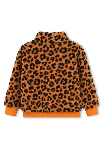 Pull en imprimé léopard orange et noir, en tissu moelleux et texturé, avec un col montant et des poignets et un ourlet en ribbed orange.