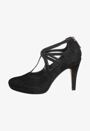 Chaussure à talon haut en daim noir avec un design découpé et une fermeture éclair à l'arrière. Elle présente un bout rond et un talon élancé pour l'élévation.