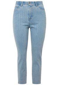Jeans de mezclilla en un tono azul claro con rayas plateadas verticales, de talle medio y ajuste slim. Con bolsillos frontales y cierre de cremallera con botón.