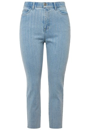 Jeans de mezclilla en un tono azul claro con rayas plateadas verticales, de talle medio y ajuste slim. Con bolsillos frontales y cierre de cremallera con botón.