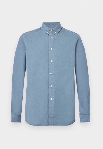 Chemise bleu clair à manches longues en coton, avec col à boutons, patte de boutonnage complète et poignets standards. Texture lisse.