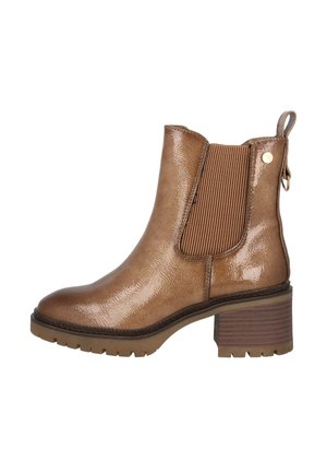 Botines Chelsea marrones de cuero sintético brillante, con paneles laterales elásticos acanalados, tira de agarre y un tacón cuadrado texturizado. La suela presenta surcos profundos.