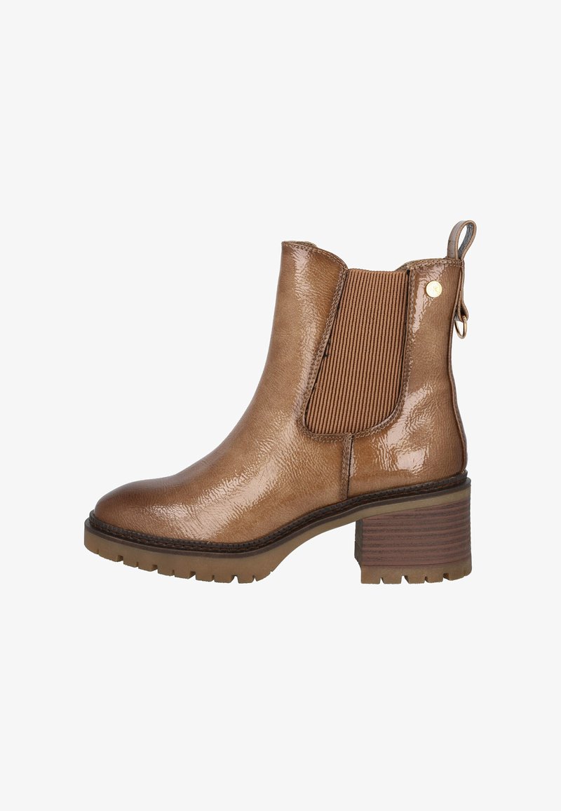 Botines Chelsea marrones de cuero sintético brillante, con paneles laterales elásticos acanalados, tira de agarre y un tacón cuadrado texturizado. La suela presenta surcos profundos.