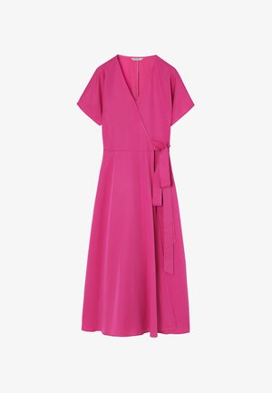 Rozā apvāktā kleita ar īsām piedurknēm, V-veida kakla izgriezumu un sasienamu jostu. Izgatavota no gludas auduma, tai ir plūstoša A formas siluets un minimāls šuvums.