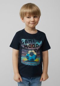 Granatowy bawełniany t-shirt z grafiką kolorowej piłki nożnej oraz napisem "GAME MOOD ON", krótki rękaw i okrągły dekolt.