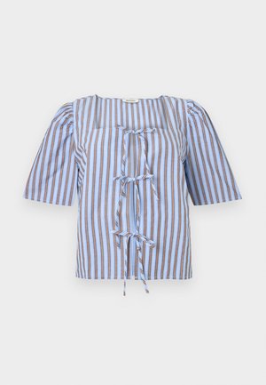 Blusa a righe blu e marrone con maniche corte a palloncino, scollatura quadrata e dettaglio a fiocco frontale. Realizzata in tessuto leggero con una texture liscia.