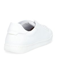 Białe skórzane sneakersy, niskoprofilowy design, gładka tekstura, zaokrąglony czubek, wyściełany kołnierz, związane sznurowadłem, a podeszwa z gumy z detalami przeszycia.