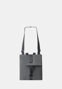 Sac messager waterproof gris avec un design rectangulaire, une bandoulière réglable, une fermeture à rabat et un détail de boucle à l'avant.
