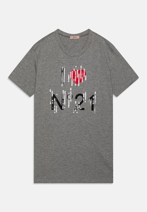 Camiseta de algodón gris con la inscripción "I ❤️ N°21" en lentejuelas, con detalle de corazón rojo y texto en negro. Cuello redondeado y mangas cortas.