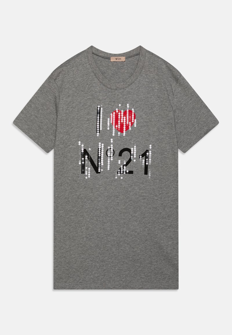 Pilkos spalvos medvilninė marškinėliai su užrašu "Aš ❤️ N°21", pagaminti iš blizgučių, su raudonu širdies elementu ir juodu tekstu. Apvalus iškirpimas ir trumpomis rankovėmis.