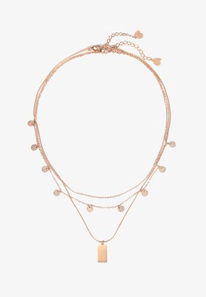 Collar de oro rosa en capas que presenta tres cadenas. Una cadena lisa con un colgante rectangular, y dos con acentos circulares texturizados.