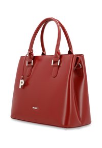 Sac à main en cuir rouge avec double poignée, ferrures argentées et un pendentif suspendu avec la lettre P sur fond blanc.