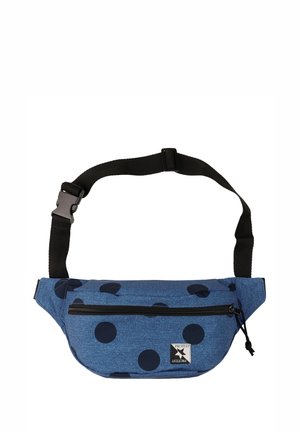 Blauwe stoffen heuptas met grote zwarte stippen, zwarte verstelbare riem, voorvak met rits en klein Protest logo patch.