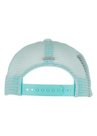 Cappellino a rete blu chiaro con una forma strutturata, cinturino in plastica regolabile e un piccolo logo metallico sul retro.