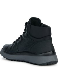 Botas de senderismo negras de media caña, hechas de cuero texturizado y nylon, con suela de goma, diseño con cordones y soporte acolchado para el tobillo.