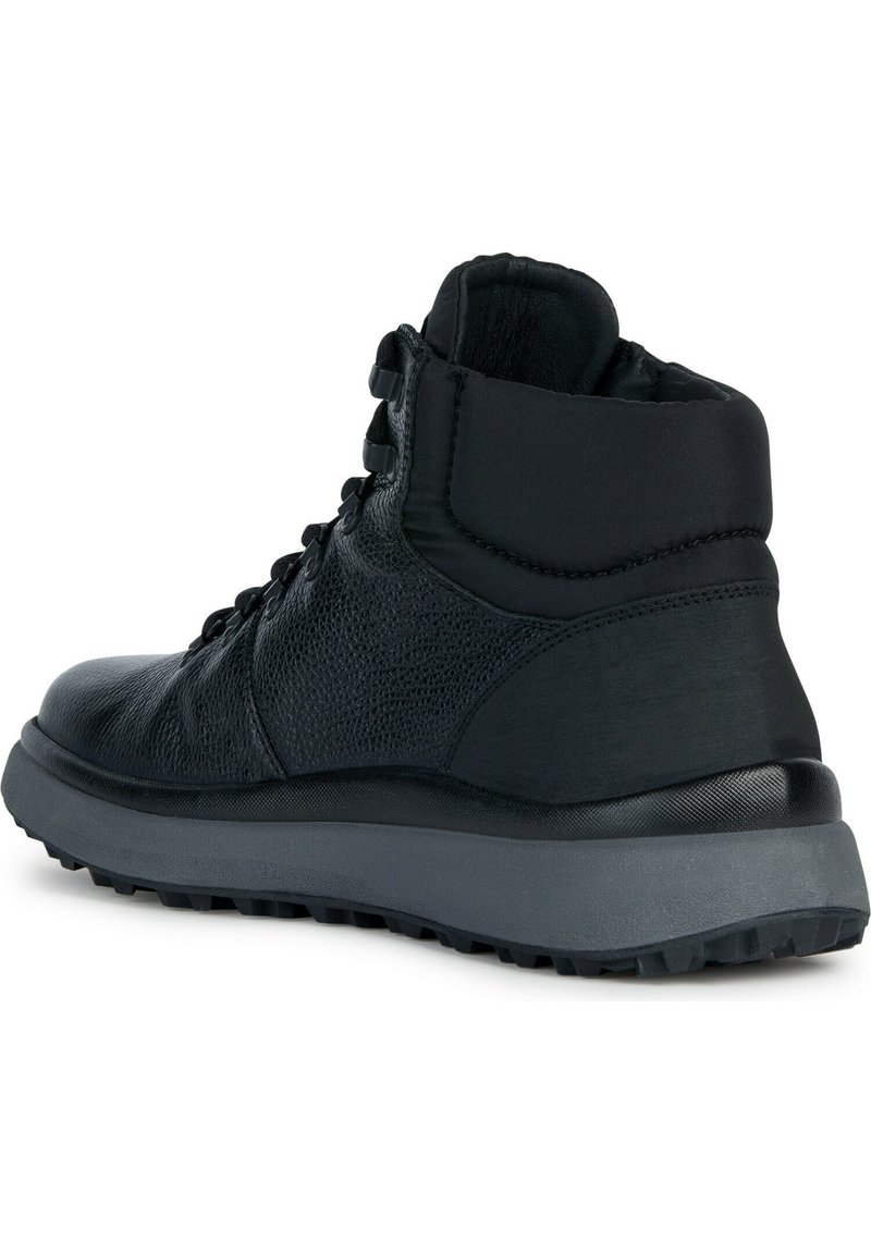 Bottes de randonnée mi-hautes noires en cuir texturé et nylon, avec une semelle en caoutchouc, un système de laçage et un soutien rembourré à la cheville.