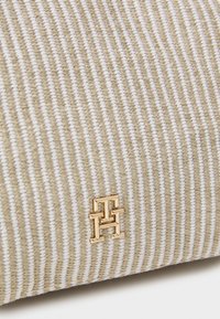 Tommy Hilfiger PREMIUM BEACH SLING BAG - Sac à main - beige