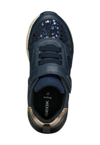 Sneaker per bambini di colore blu navy con tomaia in pelle, strap in velcro, dettagli testurizzati e design macchiato sulla punta.
