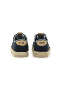 Zapatillas de lona azul marino con una entresuela de yute trenzado, acentos en beige claro y una etiqueta de marca en la parte trasera. Forma redondeada con un diseño de tipo bajo.
