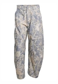 Camo cargobukser i en beige og lyseblå farvepalet, med sidelommer, løs pasform og et tekstureret mønster, der ligner løv.