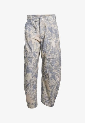 Camo cargobukser i en beige og lyseblå farvepalet, med sidelommer, løs pasform og et tekstureret mønster, der ligner løv.