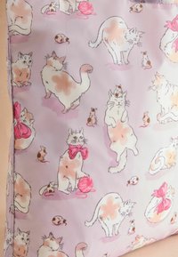 Lila Stoff mit illustrierten Katzen in verschiedenen Posen, pinken Schleifen und Mäusen, der ein verspieltes Muster mit sanften Farben schafft.