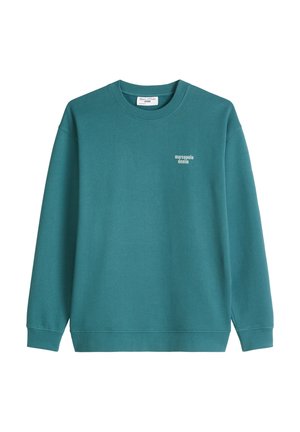 Turkooise lange mouwen sweater met ronde hals en kleine tekst "marcopolo denim" op de linkerborst, geribbelde boorden en zoom.