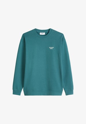 Turkooise lange mouwen sweater met ronde hals en kleine tekst "marcopolo denim" op de linkerborst, geribbelde boorden en zoom.