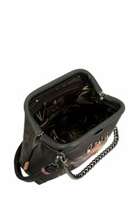 Schwarze Handtasche mit glatter Außenseite und strukturierten Akzenten. Verfügt über einen Kettenriemen, eine offene Oberseite und ein gemustertes Innenfutter.