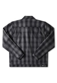 Chemise en flanelle à carreaux noirs et gris, à manches longues, col boutonné, poche poitrine, texture douce et petite étiquette de marque à l'ourlet.