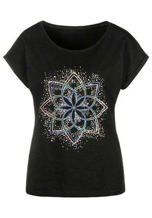 Schwarzes Baumwoll-T-Shirt mit rundem Ausschnitt und kurzen Ärmeln, das ein mehrfarbiges geometrisches Blütenmuster mit verstreuten Akzenten zeigt.