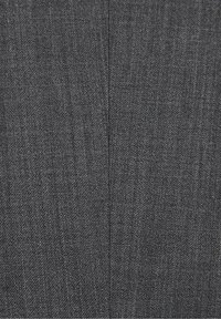 Tissu gris texturé avec un motif tissé, aux lignes subtiles créant profondeur et dimension. Fini lisse adapté pour les vêtements ou les revêtements.