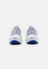 Nike Performance ZOOM FLY 5 - Zapatillas running asfalto - white/black/green strike/racer blue