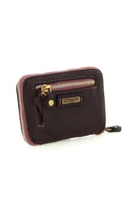 Portafoglio in pelle marrone scuro con zip dorata, piccolo taschino anteriore con zip e etichetta logo ricamata su sfondo bianco.