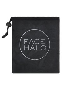 Svart tygpåse med dragsko; har en cirkulär vit "FACE HALO"-logotyp i mitten. Slät yta och rektangulär form.