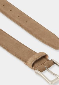 Cintura in suede marrone chiaro con una fibbia rettangolare in metallo argentato, caratterizzata da dettagli di cucitura e multiple aperture di regolazione. Forma piatta.