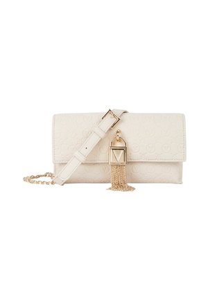 Sac à main synthétique blanc avec motif embossé, garnitures dorées, détail de serrure et bandoulière chaîne. Comprend un élégant accent pompon.