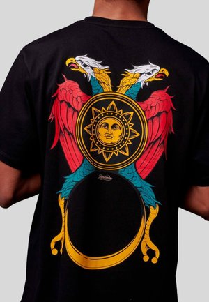 Schwarzes T-Shirt mit einem lebhaften Grafikdesign von roten und blauen Adlern, einem Sonnenmotiv und aufwändigen Details in Gelb, das kräftige Farben und ein auffälliges Design zur Schau stellt.