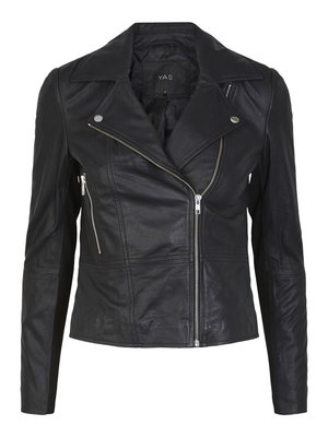 Giacca da motociclista in pelle nera con un design aderente, hardware argentato, tasche con zip e colletto a punta. Texture liscia e forma strutturata.